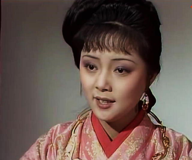 林黛玉有一个埋香冢,薛宝钗也有一个掩埋花儿