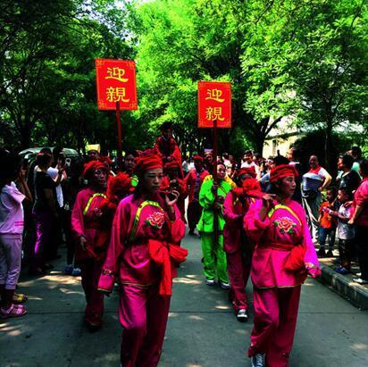 小伙迎娶荷兰洋媳妇 办周制婚礼_学生时代网触