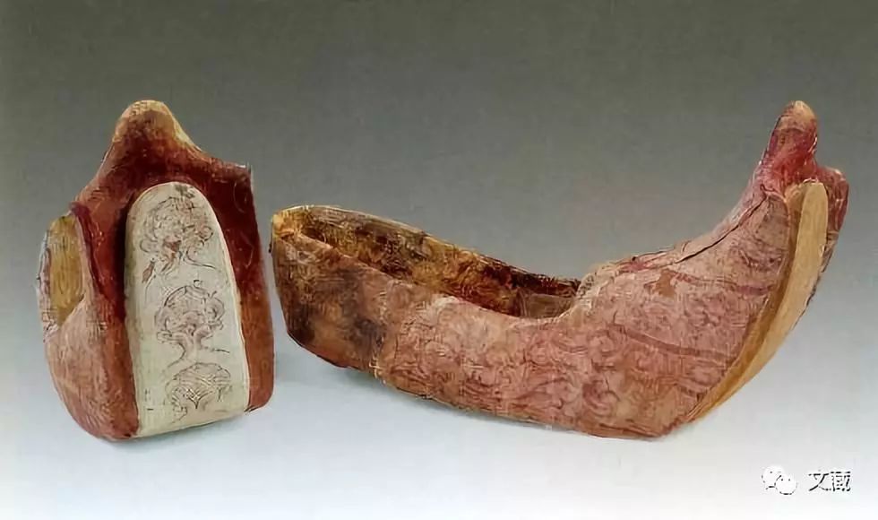 词叫"剑履上殿",意思是古代大臣得到帝王的特许,可以佩着剑穿着鞋上朝