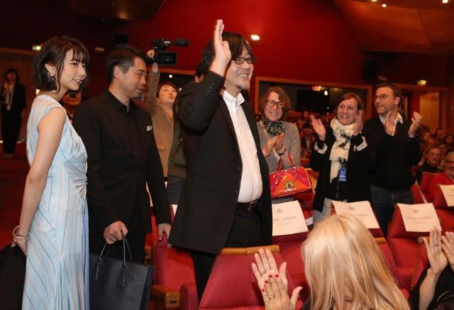 细田守与上白石萌歌出席《未来的未来》戛纳上映会