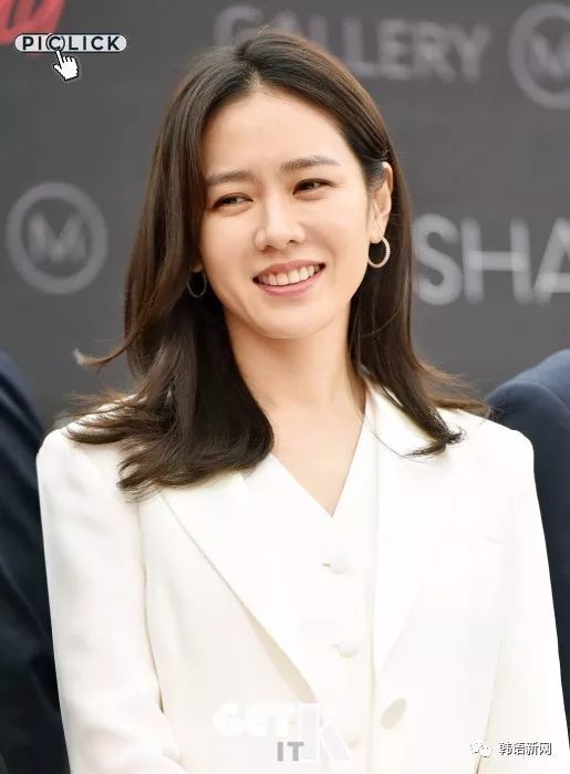 漂亮姐姐孙艺珍一身白西装亮相活动