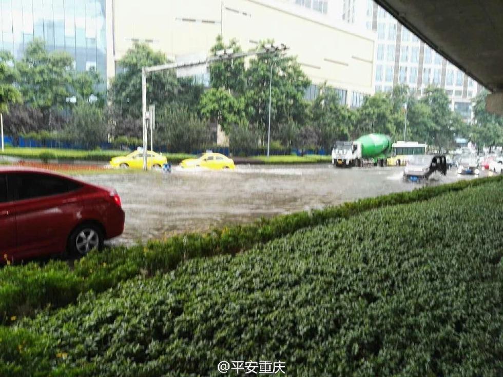 重庆暴雨袭城 女交警赤脚推开抛锚汽车_学生时