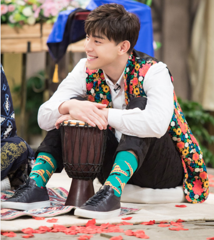 邓伦现身录制《我是大侦探》 身穿印花马甲帅