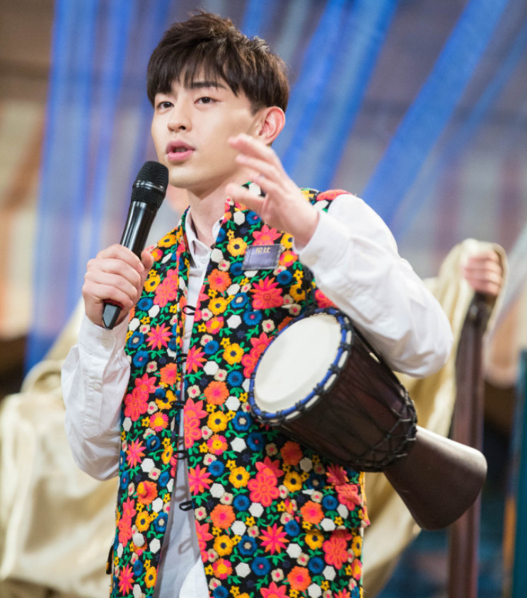 邓伦现身录制《我是大侦探》 身穿印花马甲帅