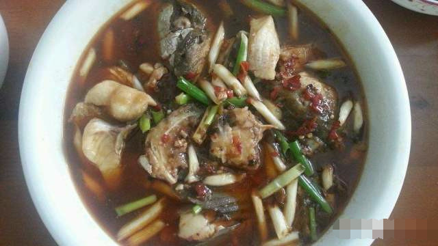 无奈回娘家坐月子,吃饭时孩子不停哭闹,继母一