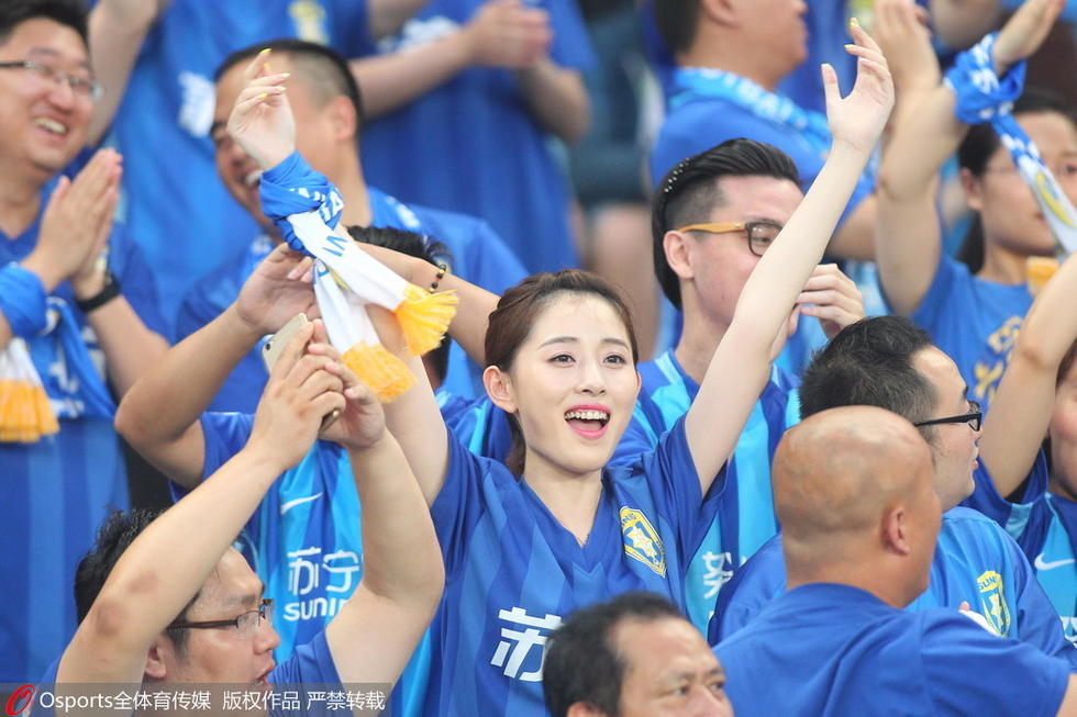 美女球迷助威苏宁 清纯可爱格外抢眼