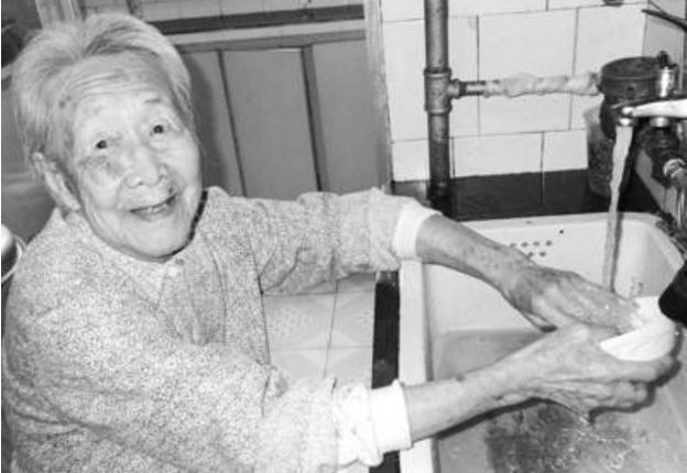 70岁老太在家犹如保姆,突发病症无人理会,母子