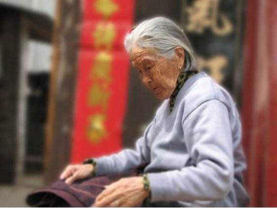 70岁老太在家犹如保姆,突发病症无人理会,母子