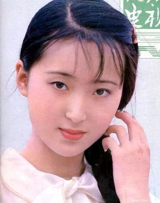 中年的陈晓旭,微微发福却不失精致.更有一份成熟美