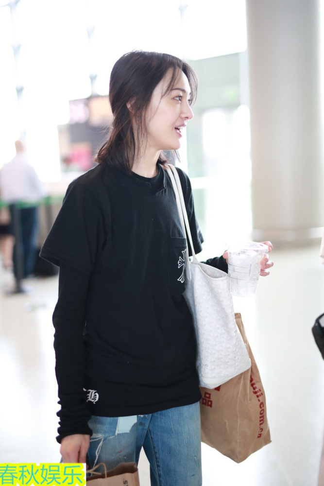 郑爽素颜现身机场,鼻子整容后遗症明显