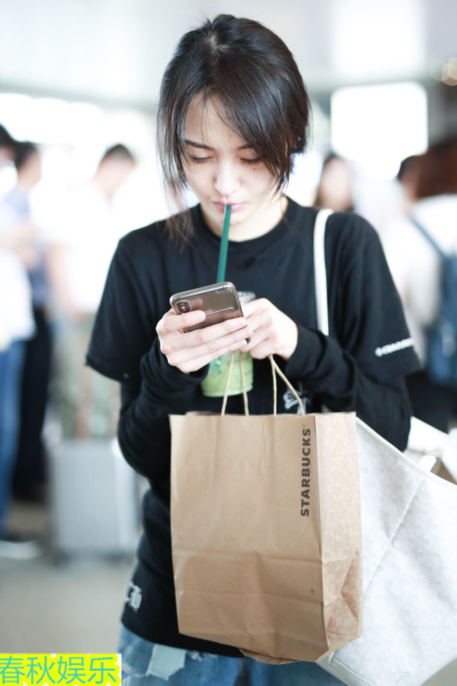 郑爽素颜现身机场,鼻子整容后遗症明显