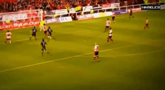 这粒进球中,苏亚雷斯右脚推射被挡出,随后他立即左脚凌空垫射破门