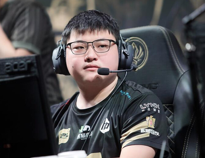 Uzi曾告诫Pray别用EZ的Party皮肤 因为会卡顿