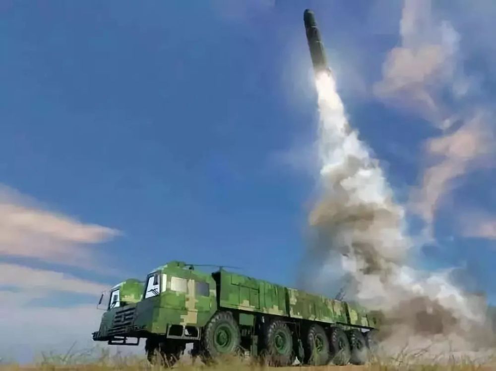 中国发射第一枚洲际导弹