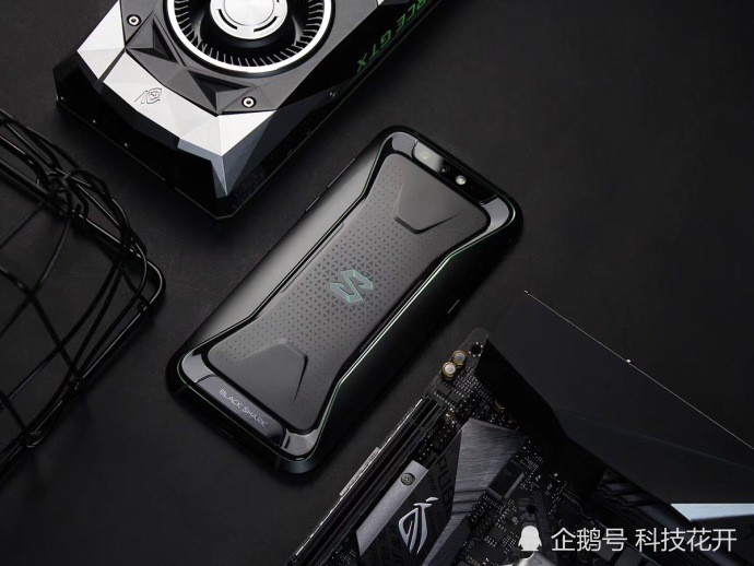 小米8是今年最值得购买的手机,与黑鲨相比谁更