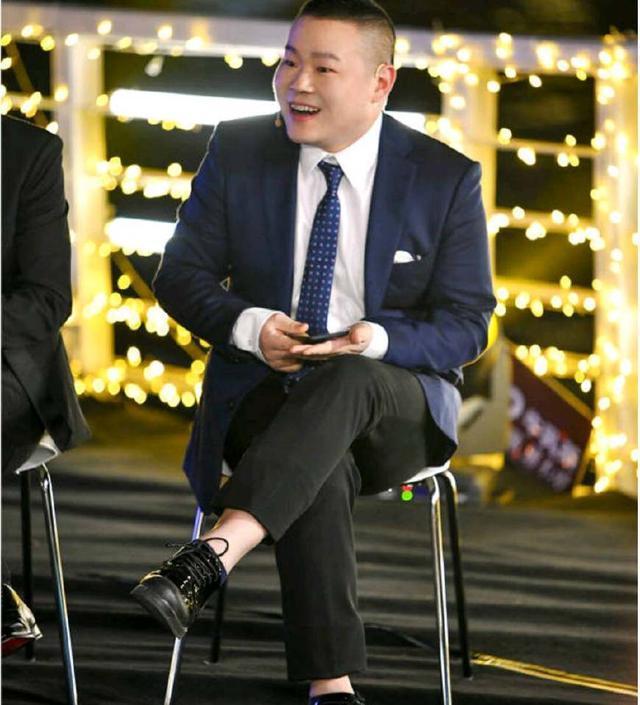 薛之谦弹唱新作《我有点疼》获赞,为岳云鹏准