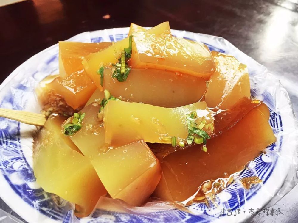 老孙家有绿豆粉也有豌豆粉,每种凉粉都不搀杂豆.
