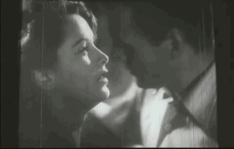 明星拍激情戏防尴尬:男生私处套袜子,贴胶带;女生穿人