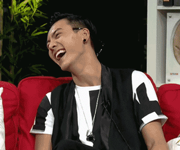 大家想想他为什么那么喜欢笑啊,而且是张大嘴哈哈大笑那种,还特别多