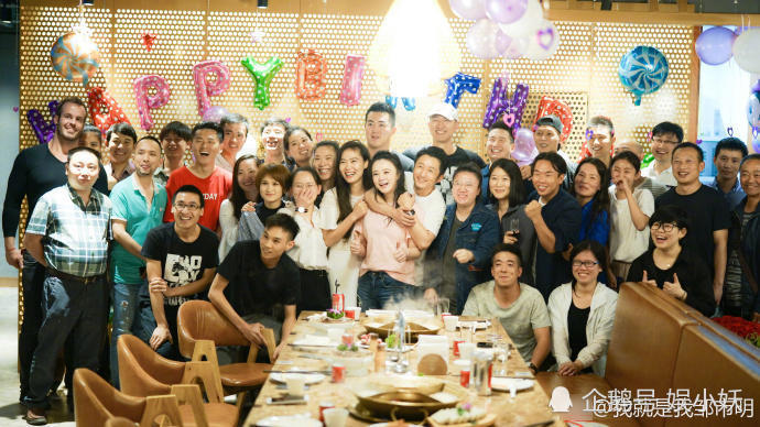 邹市明38岁生日,爱妻特意策划生日宴蛋糕上的