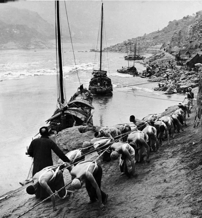 1946年,三峡江段的纤夫.
