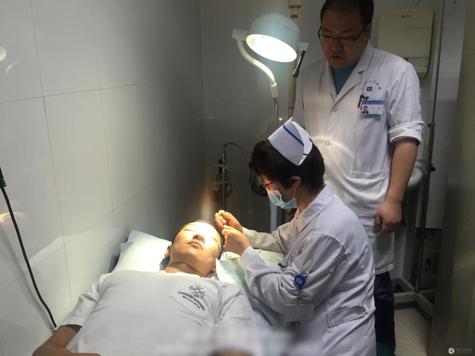 娇妻挺孕肚陪吴曦拆线 调侃他变二郎神