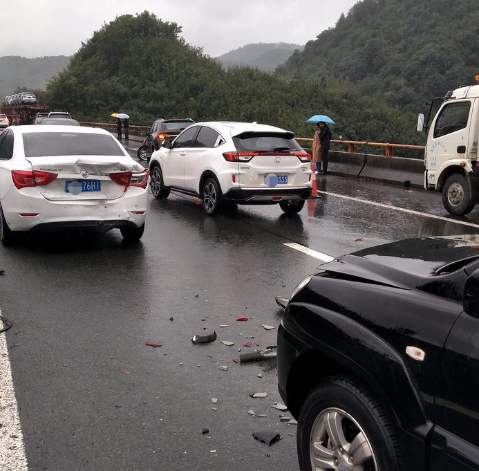 别克英朗遭起亚狮跑追尾,起亚车主:太严重了,回去就换