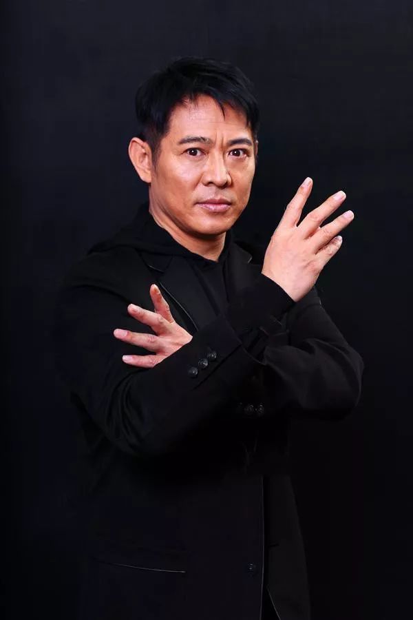 55岁李连杰异常衰老:当英雄已老去,我们也就不再年轻