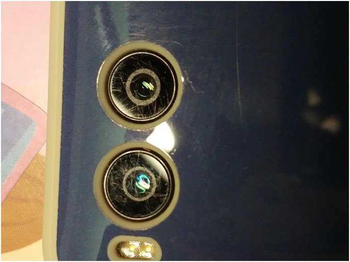 旗舰机坚果R1被曝摄像头大面积刮花:锤子回应