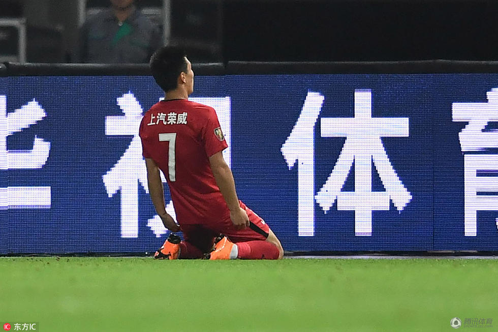 上港2-0苏宁夺回榜首 武磊破门滑跪庆祝