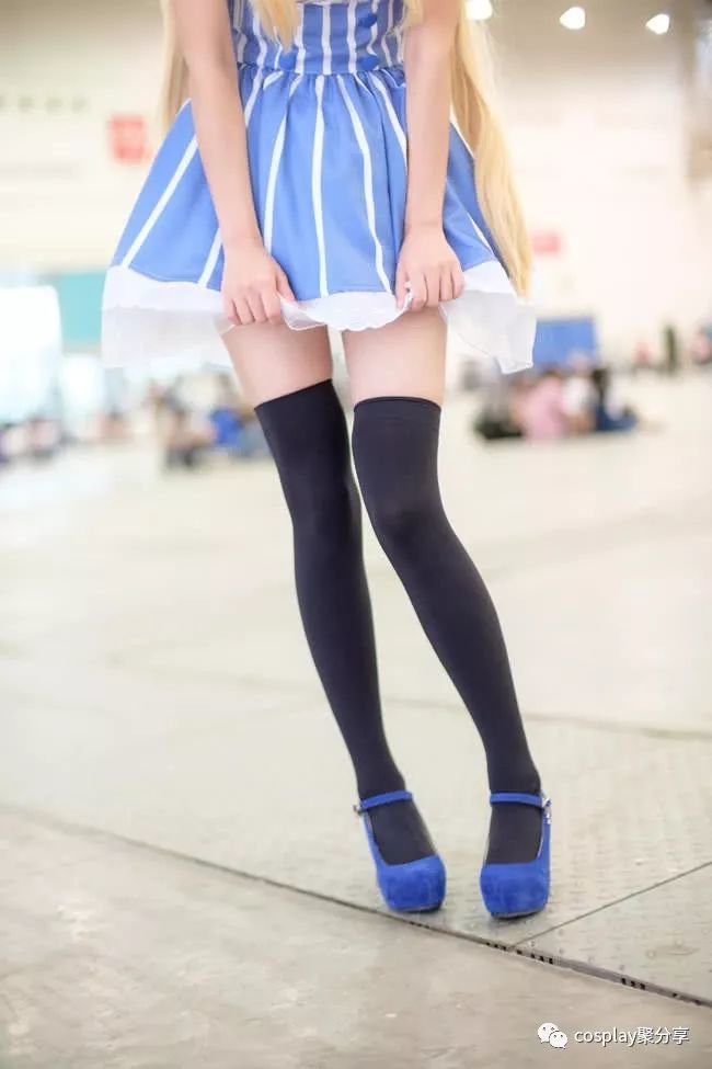 拍人只拍腿系列,路人女主黑丝长腿女仆装cosplay