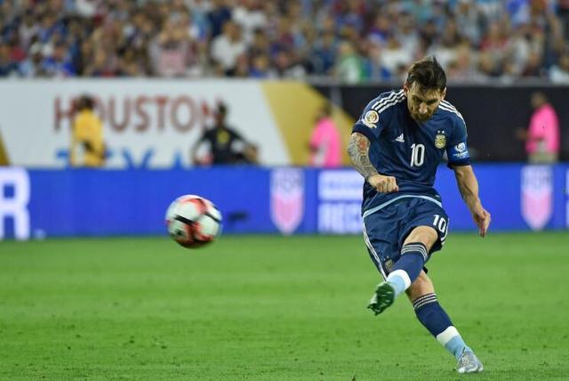 梅西轰任意球世界波进球数超巴蒂 独享队史射