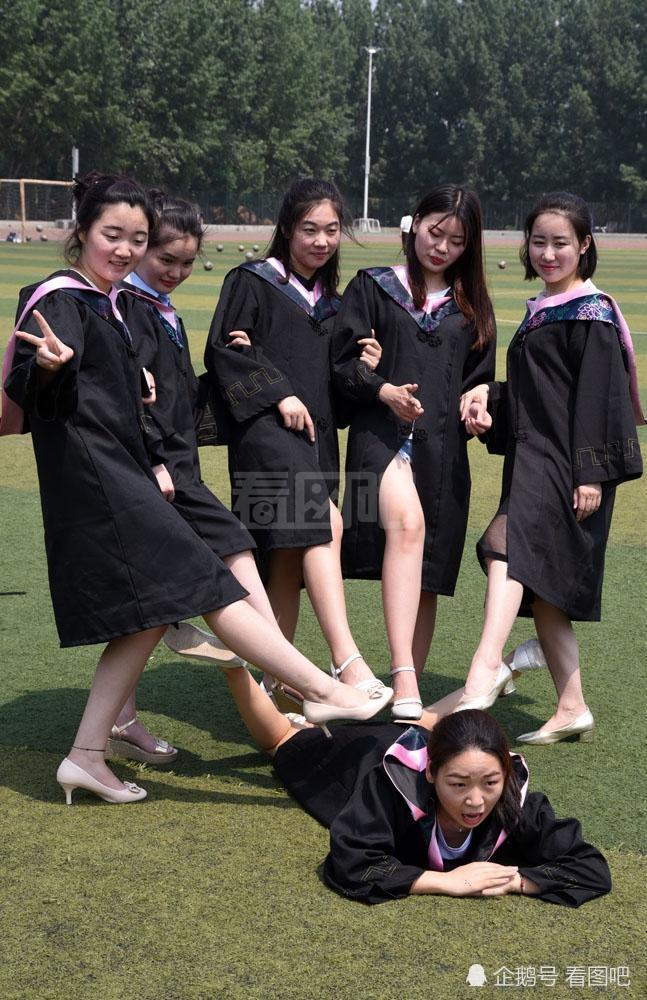 又到一年毕业季,男女生均一字马拍照,看看谁的大学毕业照有创意