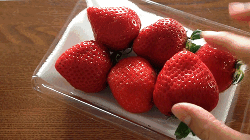 五月份应季水果是草莓,桑葚,草莓含有丰富的叶酸,有益于心脏健康和