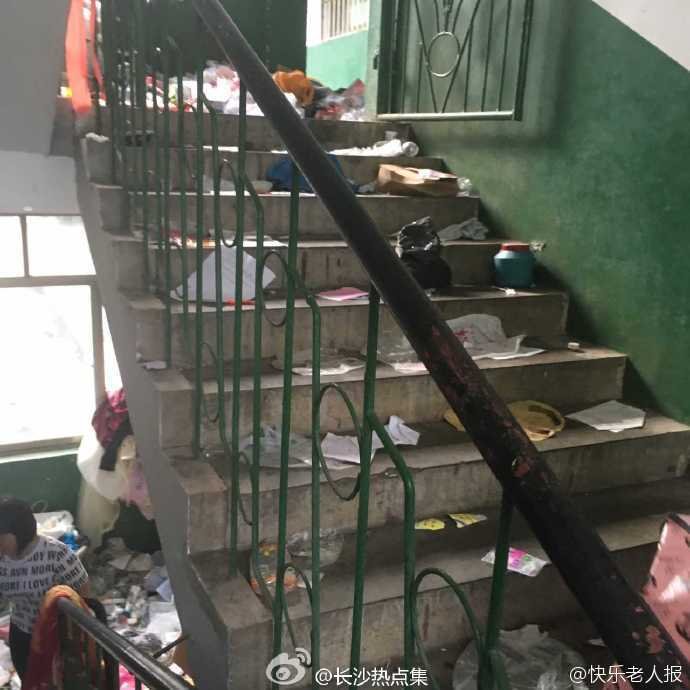 素质呢?长沙某高校搬宿舍后变垃圾场