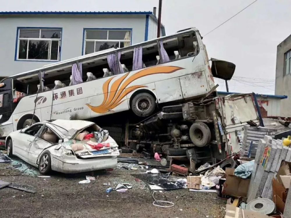 辽宁朝阳发生惨烈交通事故 监控视频曝光