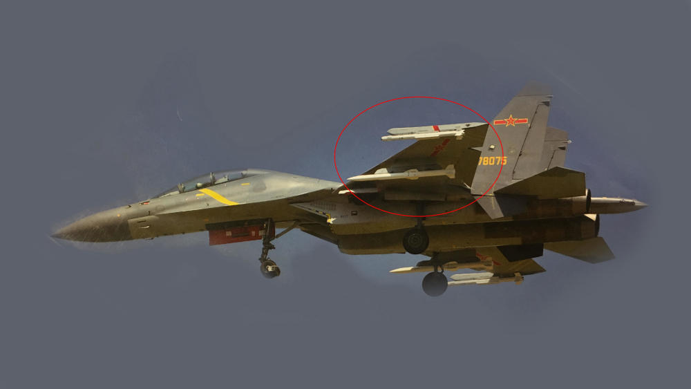 一张照片显示歼16空战超强,挂歼20同款导弹远