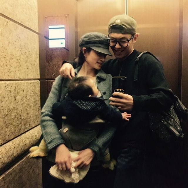 朱亚文老婆沈佳妮带俩孩子现身机场,衣着宽松素颜出镜