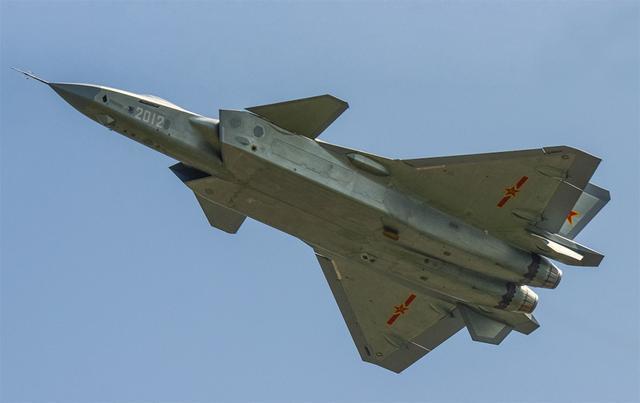 俄苏57战机换装新型发动机后频繁试飞,已领先