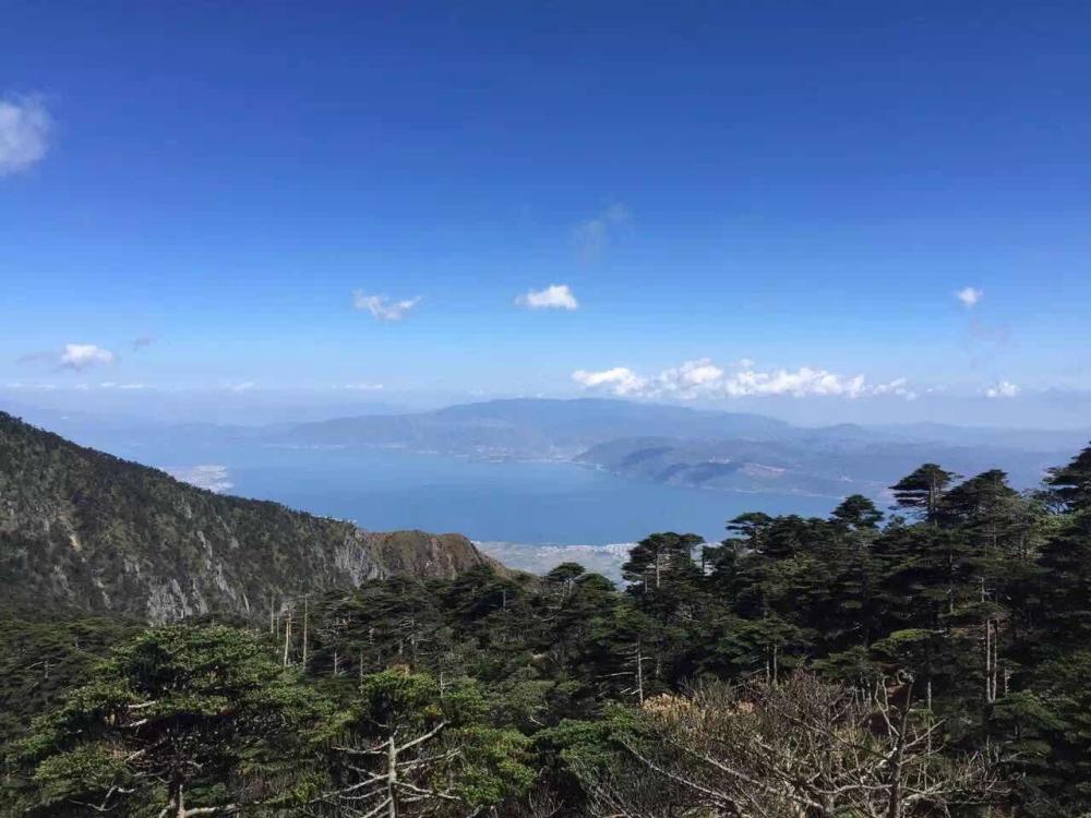 大理 苍山位于洱海之西,又称点苍山,苍山共有十九峰,因其山色苍翠,山