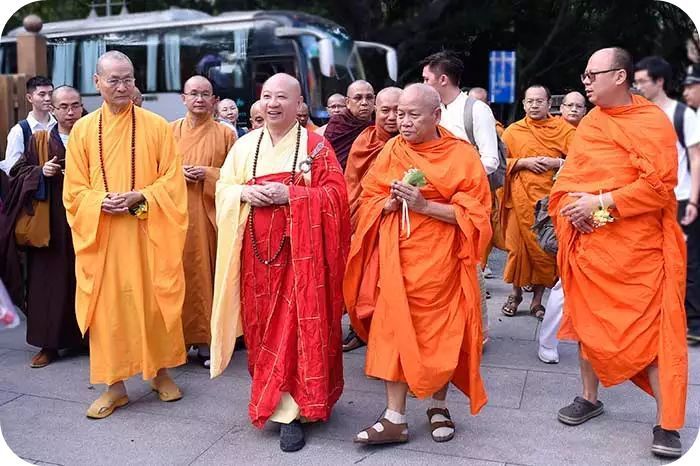 明生大和尚率两序大众至山门迎接