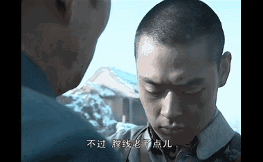 云飞兄掏出两支精致的小手枪,左右开弓手起鸟落打下两只小麻雀,一旁的