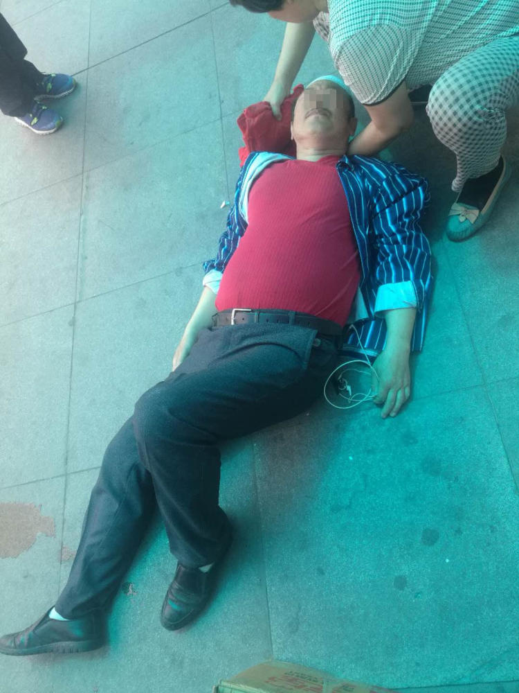 火车刚到站 男子晕倒在站台上