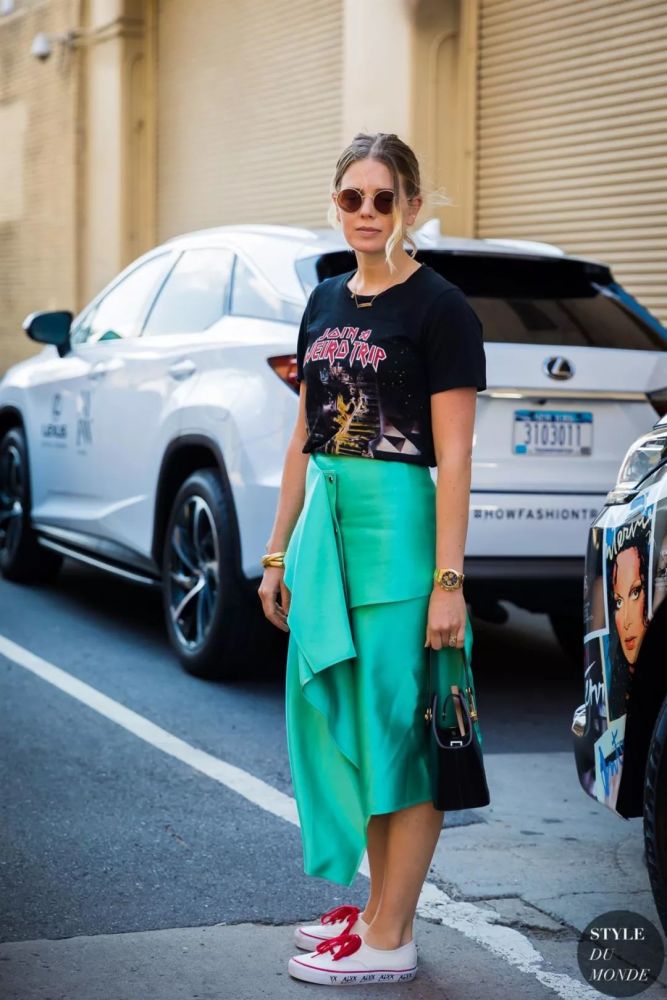 裙子混搭运动鞋 时髦的人都这么穿