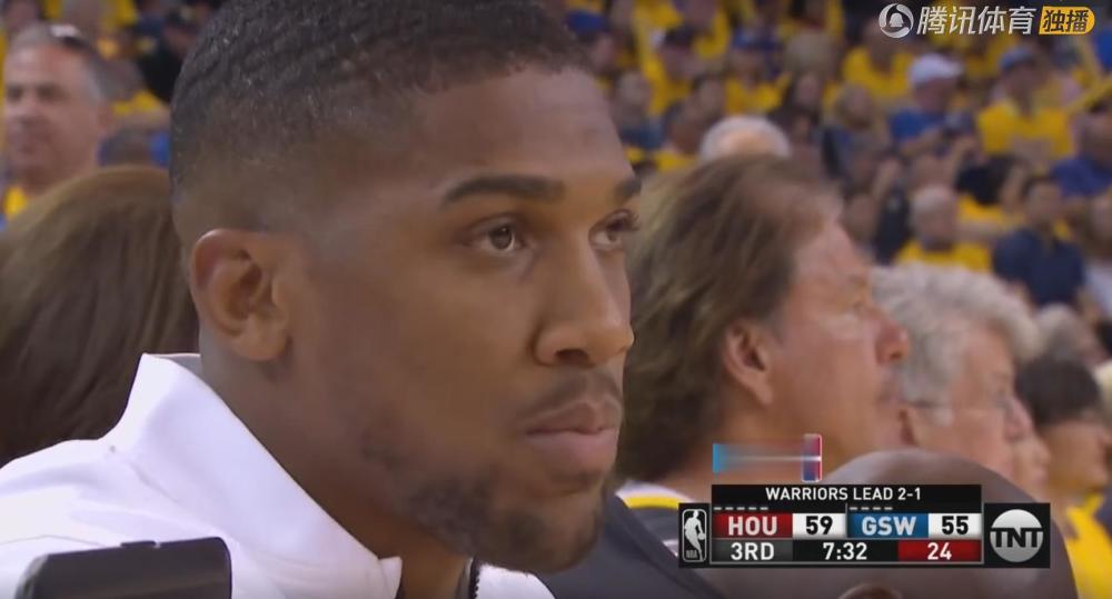 拳王约书亚现身NBA赛场 西决现场为库里助威