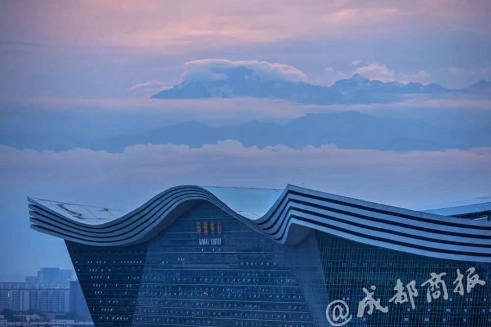 一场风雨后,环球中心与西岭雪山同框!成都醉了氧