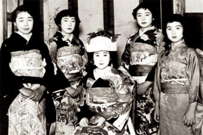 老照片:日本的传统婚姻仪式和明治后期的新娘照