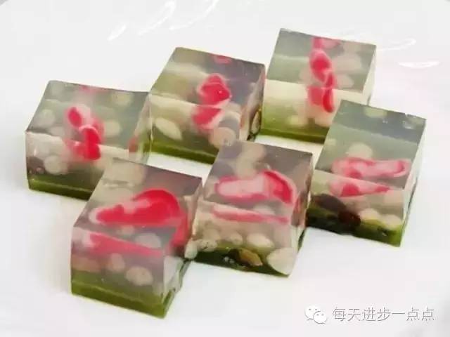 46年 她凭2款点心3平米小店 却年赚2300万人民币