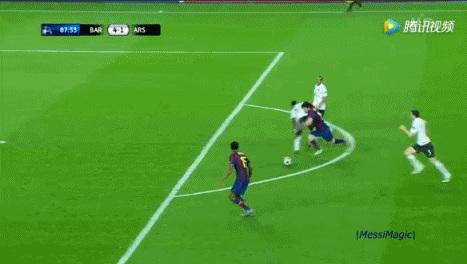 第80分钟,梅西禁区内连过数人后射门被扑,随后他小角度补射穿裆破门