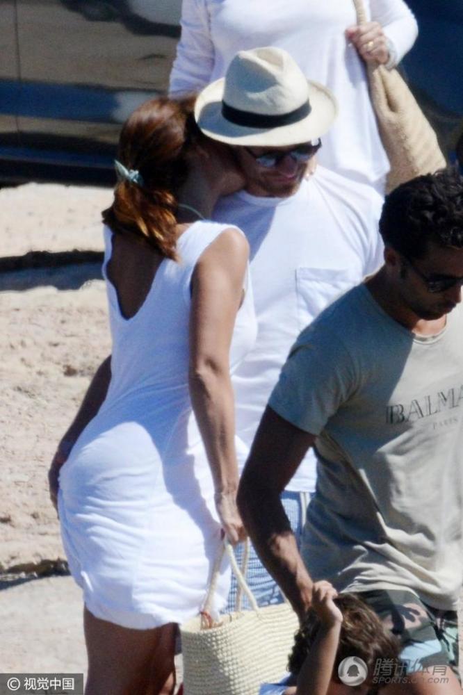 拜仁中场携妻度假 手抚娇妻翘臀拥吻